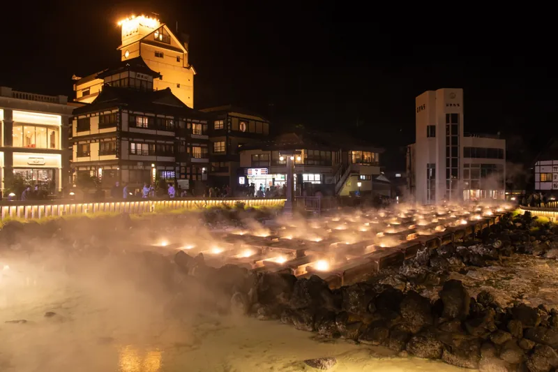 Lo yubatake di Kusatsu di notte, con il vapore illuminato.